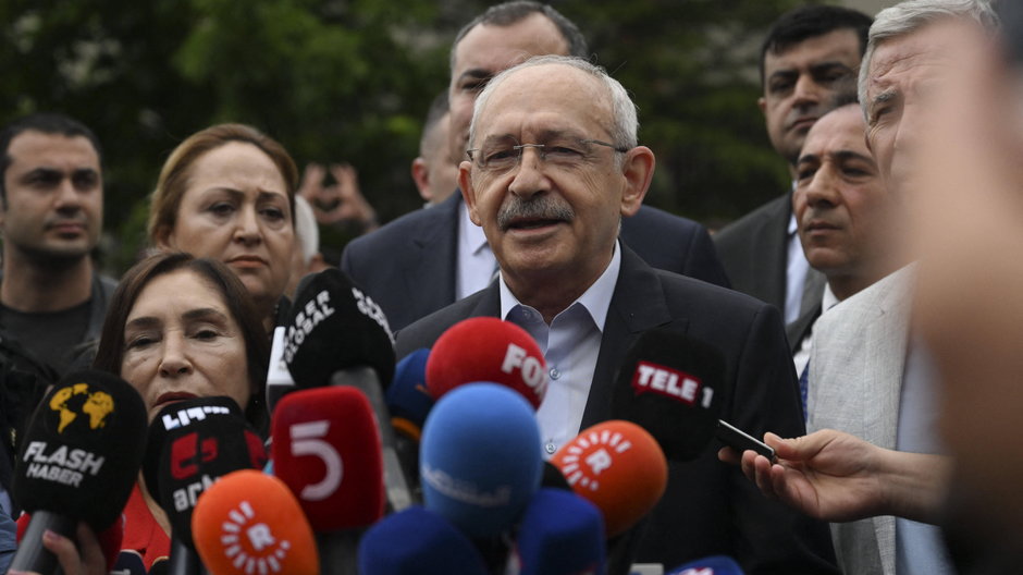 Lider Republikańskiej Partii Ludowej (CHP) Kemal Kilicdaroglu po przemówieniu na konferencji prasowej w siedzibie CHP 28 maja 2023 r. w Ankarze.