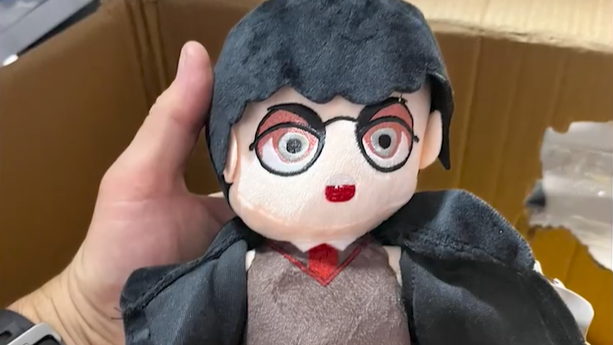 Több ezer, gyerekekre is veszélyes, hamis játékot talált a NAV egy budapesti üzletben – videón a világ legfurcsább Harry Potter játéka