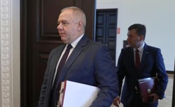 Rząd wycofa się z zakazu handlu? Sasin: Analizujemy tę kwestię