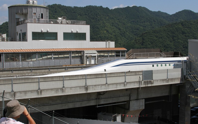 Poważne prace nad Maglevami rozpoczęto ponad 30 lat temu w USA, czy Niemczech. Dziś działają dwie takie linie: jedna w Chinach, druga, mała i ograniczona - w Japonii.