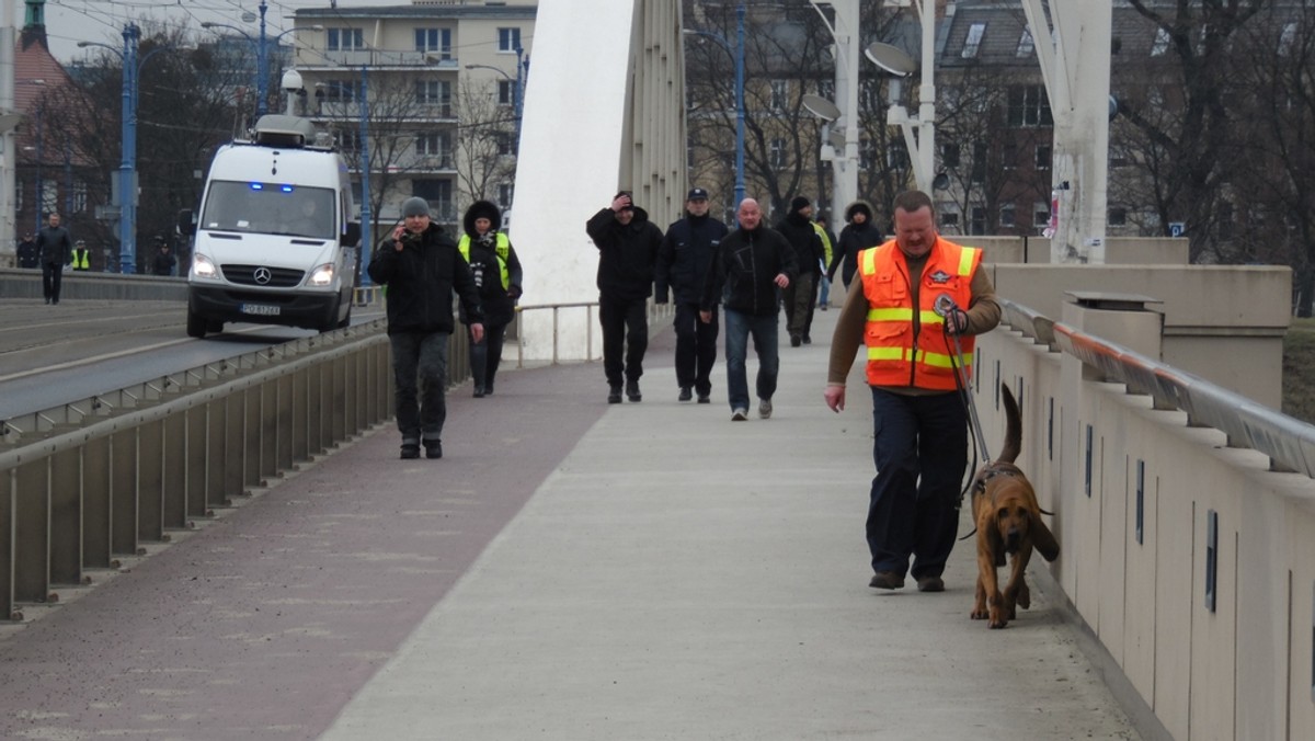 Zakończyły się dzisiejsze poszukiwania zaginionej pod koniec listopada ubiegłego roku 26-letniej Ewy Tylman. Tym razem były one prowadzone przy współudziale policji z Niemiec z wyspecjalizowanymi psami tropiącymi. Mimo wczorajszych zapowiedzi magistratu nie było wielkich utrudnień komunikacyjnych w centrum Poznania. Dla ruchu samochodowego, tramwajowego i pieszego czasowo zamknięty był Most Rocha i pobliskie ulice.