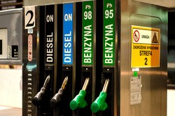 Ceny paliw w Polsce niższe niż przed rokiem. Co czeka nas na stacjach na początku nowego roku?