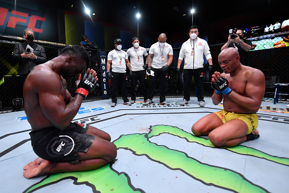 31 października 2020: UFC Las Vegas. Uriah Hall i Anderson Silva oddający sobie nawzajem szacunek po walce