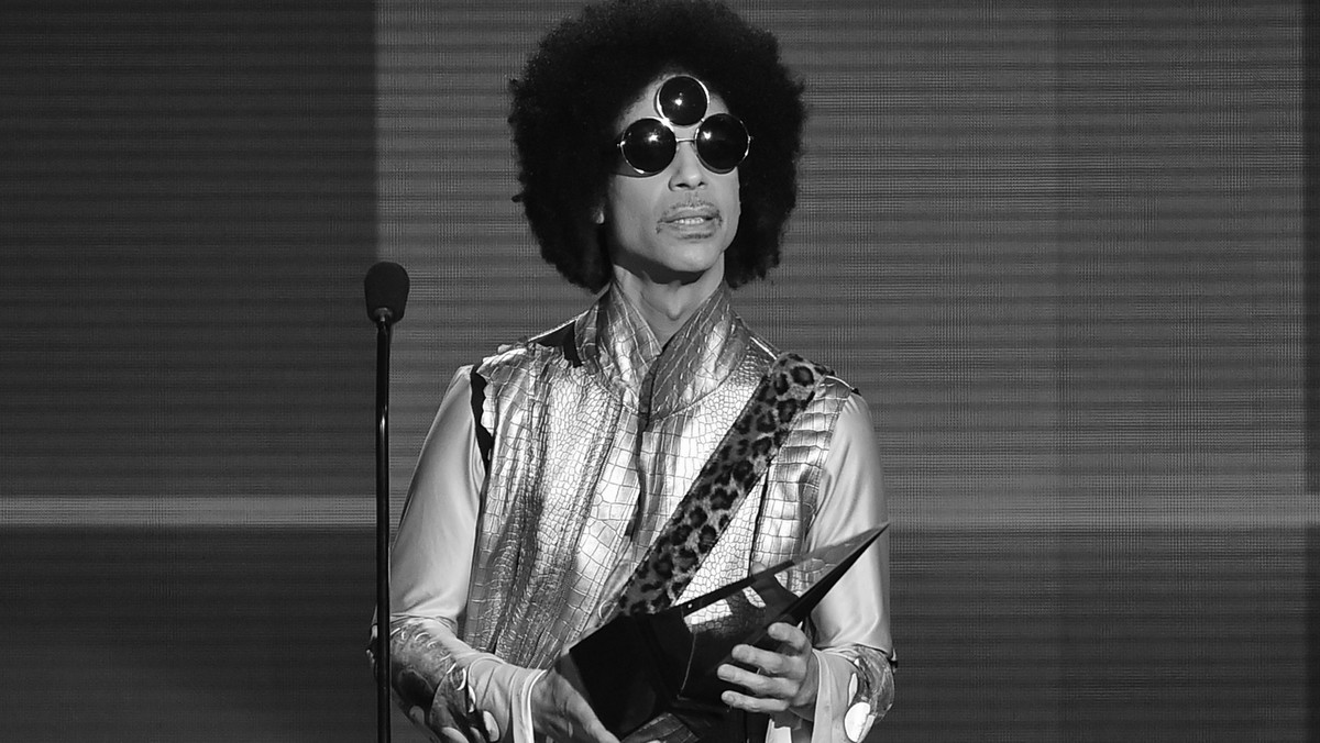 Prince, legendarny amerykański muzyk, zmarł w wieku 57 lat. Ciało znaleziono w jego studiu nagraniowym w Minnesocie. Kilka dni temu muzyk był hospitalizowany z powodu grypy. Prince miał na swoim koncie ponad 30 albumów studyjnych i takie przeboje jak "Take Me With U", "When Doves Cry" czy "Purple Rain".