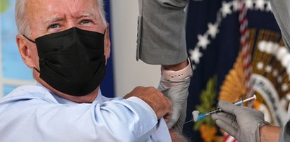 Biden przyjął trzecią dawkę szczepionki. Przed kamerami 