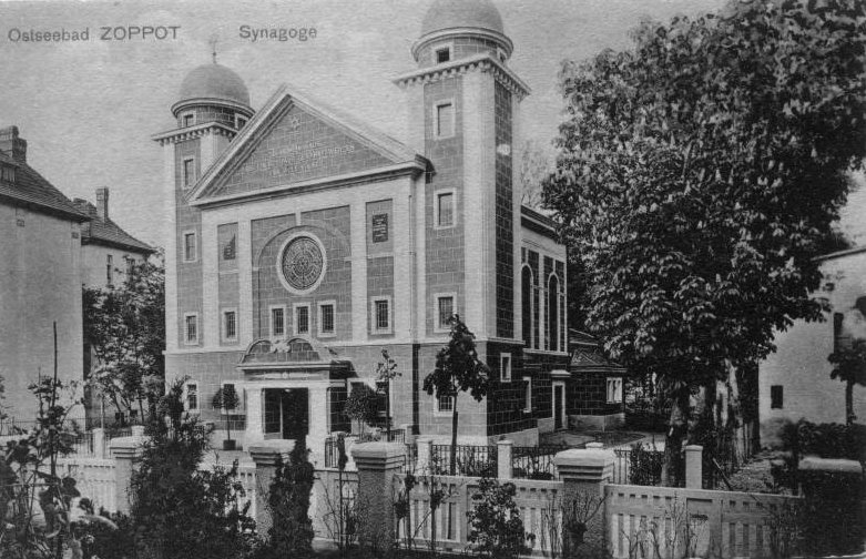 Synagoga w Sopocie spalona przez hitlerowców w listopadzie 1938 roku Dziś na jej miejscu stoi blok