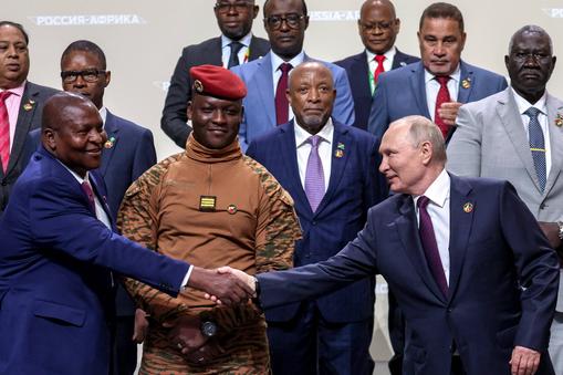 Władimir Putin z uczestnikami szczytu Rosja-Afryka w Petersburgu. W mundurze tymczasowy przywódca Burkina Faso Ibrahim Traore