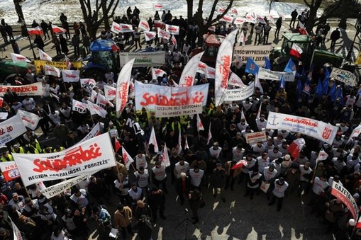 strajk pikieta solidarność flagi