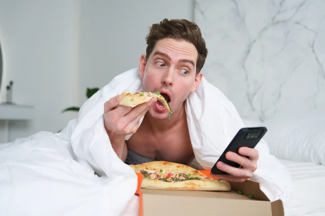 Pizza i telefon pred spavanje, ubitačna kombinacija