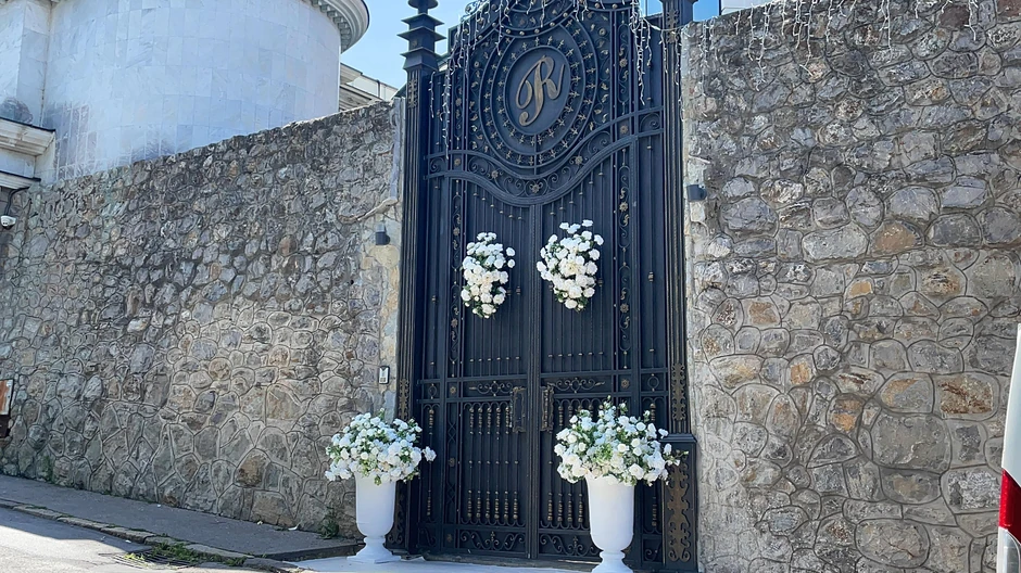 Dekoracija ispred vile na Dedinju