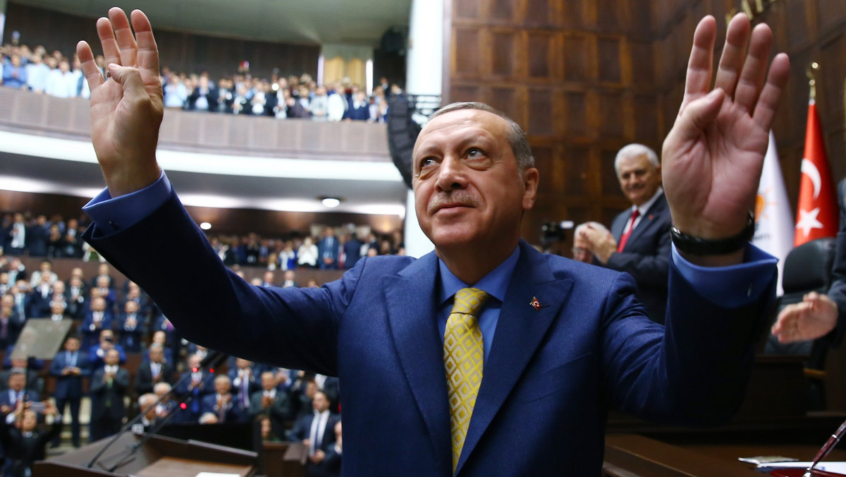 Kraje NATO odrzuciły propozycję prezydenta Turcji Recepa Tayyipa Erdogana zorganizowania w przyszłym roku w jego kraju szczytu Sojuszu – podał niemiecki dziennik "Die Welt". Kluczową rolę w odrzuceniu oferty odegrały Niemcy i Francja –  twierdzi gazeta.