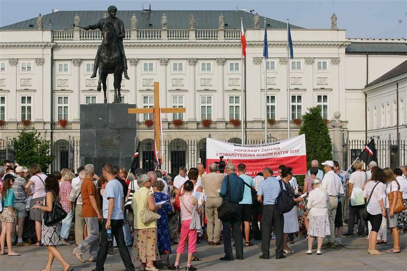 Akcja przeciwników krzyża przed Pałacem Prezydenckim