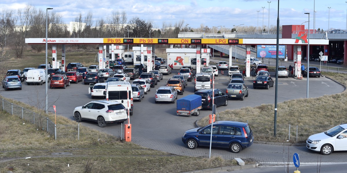 Ceny paliw na stacjach. UOKiK zlecił natychmiastowe kontrole stacji paliw