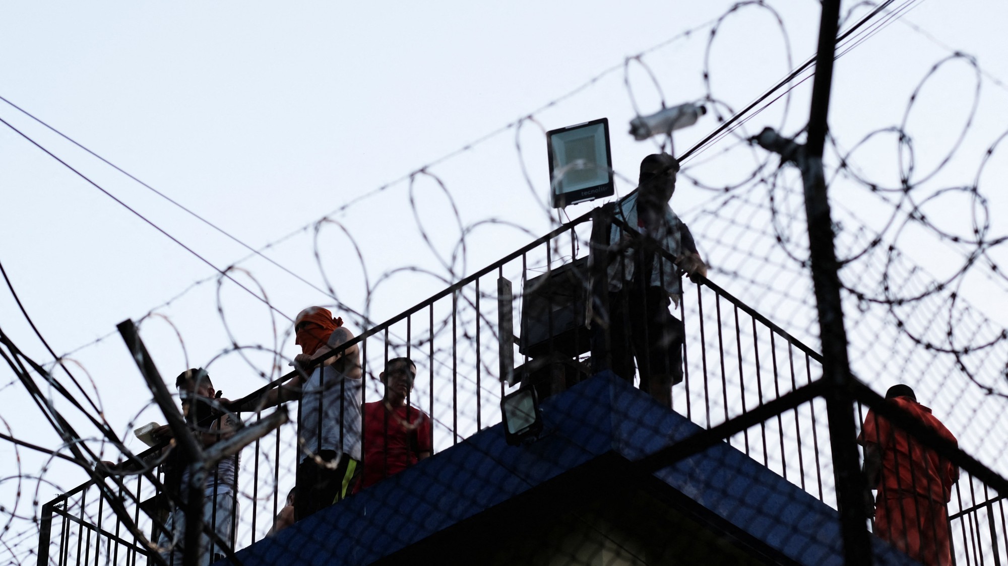 V okolí troch dotknutých väzníc guatemalské úrady nasadili príslušníkov polície