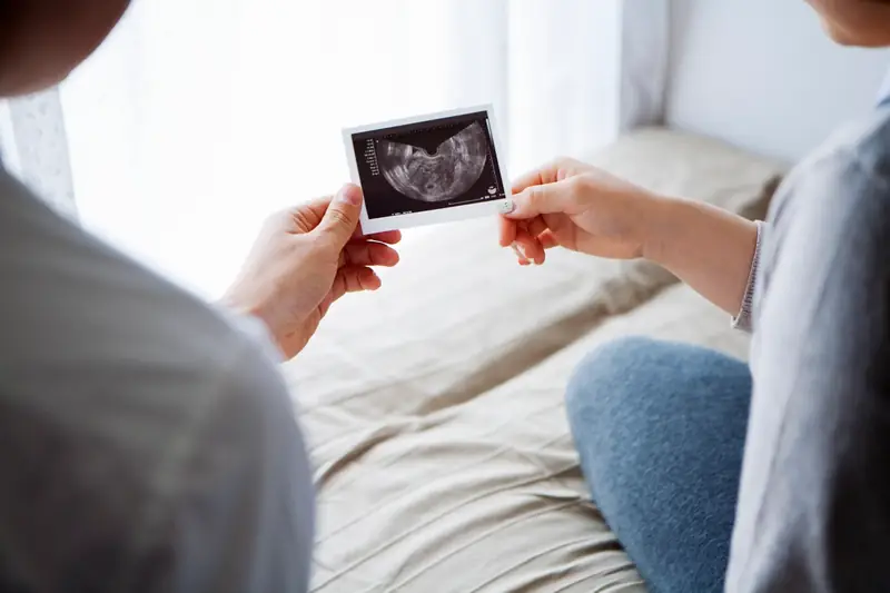 &quot;Zagadywanie o ciążę wydaje się być niewinne i kierowane troską, ale nie ukrywajmy — najczęściej chodzi jedynie o zaspokojenie ciekawości&quot; / Getty Images