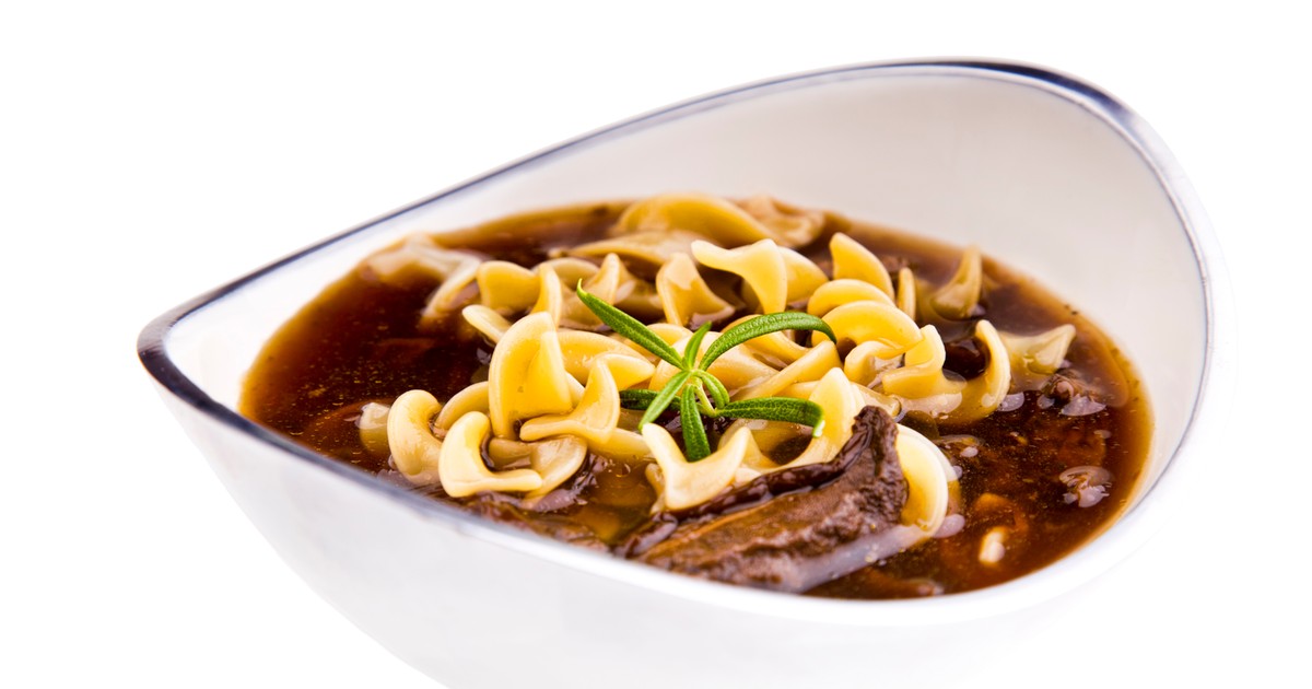 Consomme grzybowe z makaronem fale Gotowanie