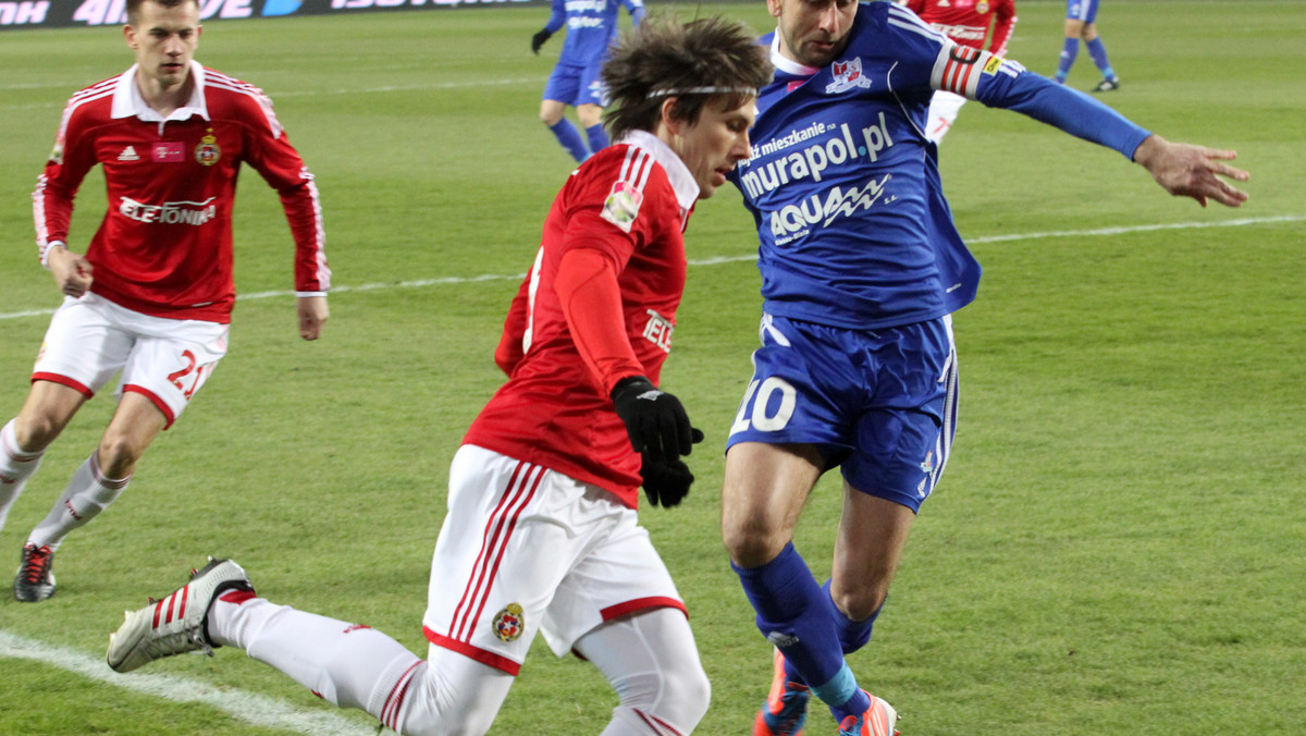 Wisła Kraków zremisowała drugi ligowy mecz z rzędu, tym razem z Podbeskidziem Bielsko-Biała 0:0. W pojedynku obu zespołów nie zabrakło kontrowersji, zwłaszcza, że zespołowi Tomasza Kulawika należał się rzut karny po faulu na Rafale Boguskim.