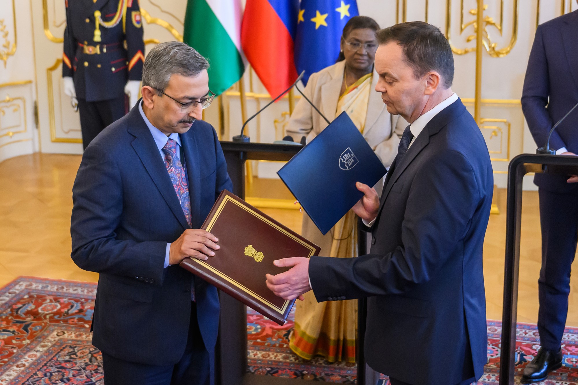 Zľava štátny tajomník Ministerstva vonkajších záležitostí Indickej republiky Tanmay Lal a riaditeľ odboru Ázie Ministerstva zahraničných vecí a európskych záležitostí Peter Spišiak.