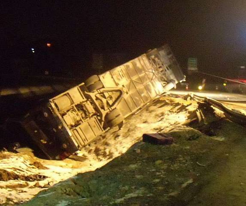 Wypadek autokaru. 1 osoba nie żyje