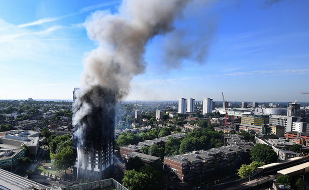Dym nad płonącym wieżowcem w Londynie