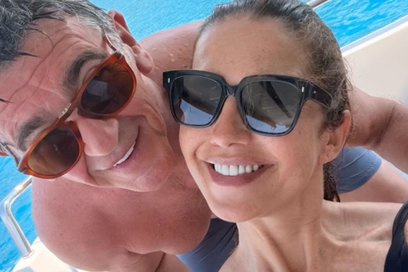 NAŠA GLUMICA SA 10 GODINA STARIJIM MUŽEM KRSTARI MOREM Skinuli se u kupaći i sve im je potaman: Ljubav cveta i posle 25 godina BRAKA