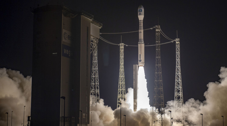 Az Európai Űrügynökség Vega-C hordozórakétája a levegőbe emel két műholdat a kouroui űrközpont kilövőállásán Francia Guyanán. Ezt a központot váltja fel a Svédországban létesített támaszpont /Fotó: MTI/AP/ESA/CNES/ArianeSpace/J. M. Guillon