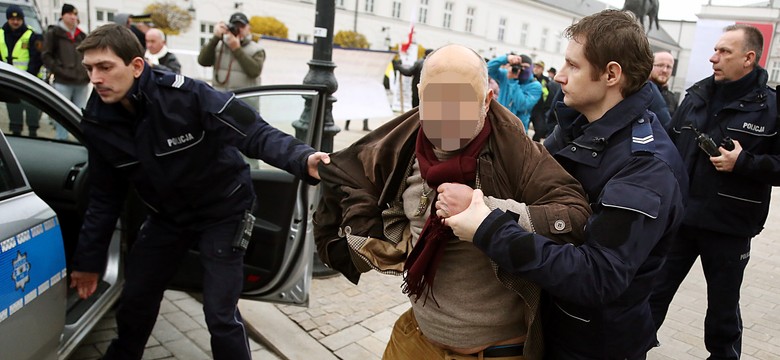 Wjechał autem pod pałac i krzyczał: Znamy prawdę o Smoleńsku! ZDJĘCIA