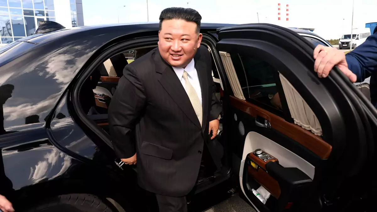 Północnokoreańśki przywódca wysiadający z limuzyny Putina