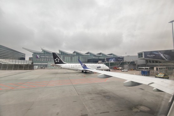Pasażerowie muszą uważać. Możliwe opóźnienia lotów, oblodzone samoloty