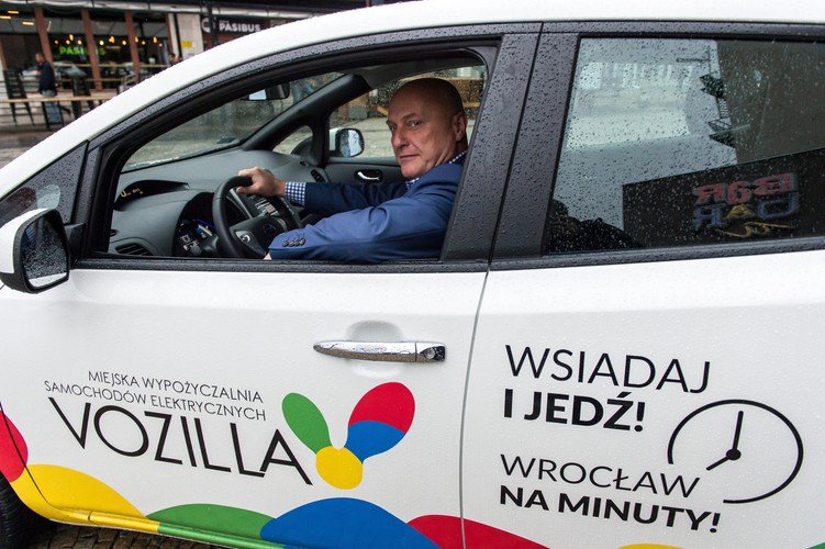 Według badań Uniwersytetu Kalifornijskiego w Berkeley 1 samochód w car-sharingu to do 13 aut prywatnych mniej w mieście. Przy 200 samochodach Vozilli daje to ponad 2 500 aut mniej, co potencjalnie przekłada się na miejsca parkingowe i skuteczną walkę ze smogiem, podkreślono.<br><br>
fot. (mk/nlat) PAP/Maciej Kulczyński