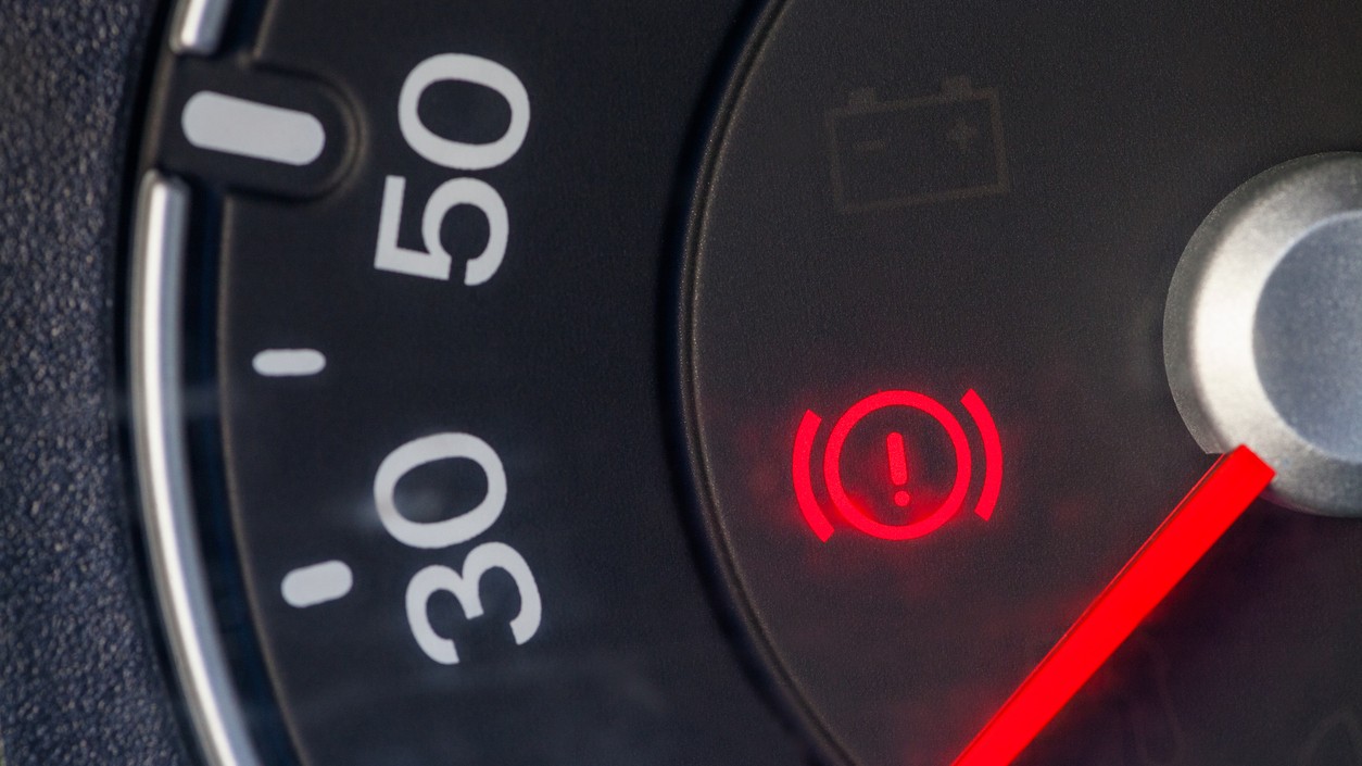 Výkričník v krúžku na palubovke: Čo signalizuje táto kontrolka?