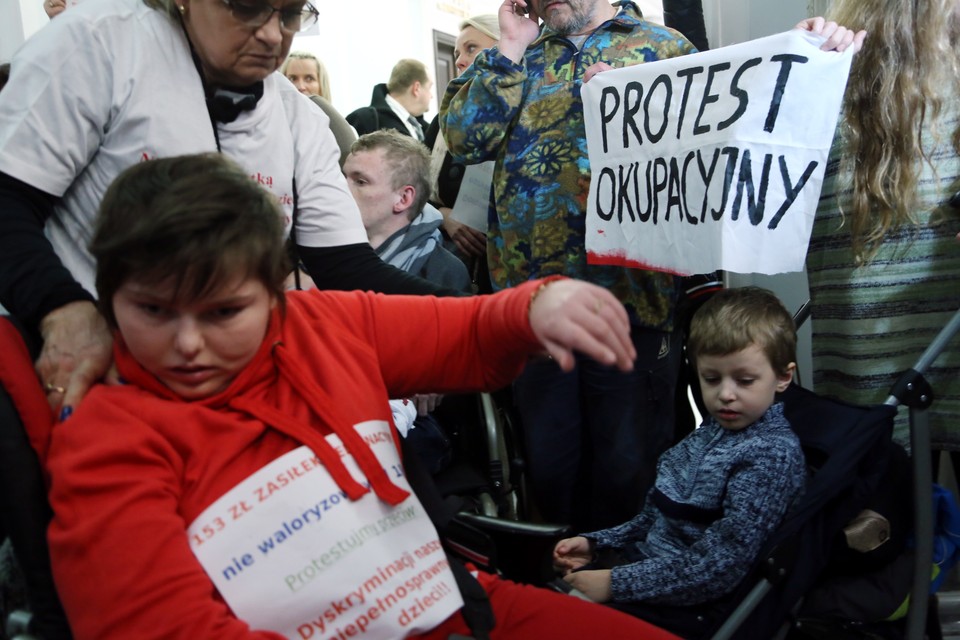 Rzecznik Praw Dziecka Marek Michalak spotkał się z rodzicami i opiekunami niepełnosprawnych dzieci, którzy prowadzš protest okupacyjny w Sejmie. fot. PAP/Tomasz Gzel