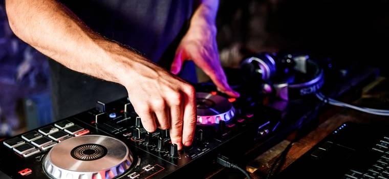Kontroler DJ – dla kogo, jaki i za ile?