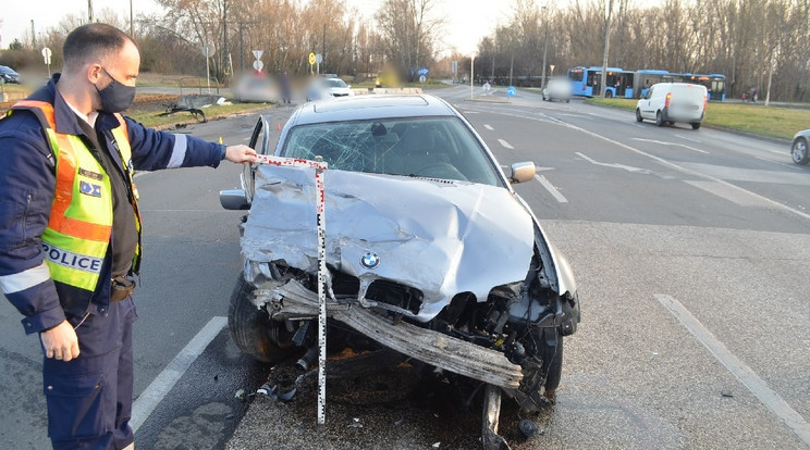 A balesetben négyen sérültek meg, köztük a BMW utasa, egy nő és a másik kocsiban utazó hároméves kislány / Fotó: Police