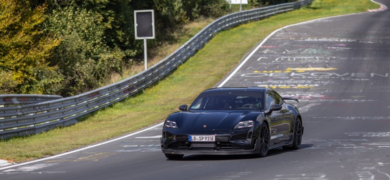 Nowa wersja Porsche Taycana rządzi na Nürburgringu. Czy Rimac musi się bać?