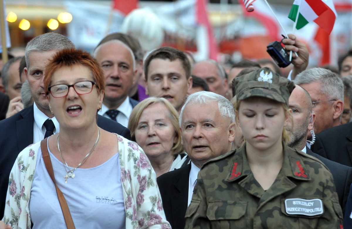 Jak podała KSP, w związku z tym, że uczestnicy kontrmanifestacji w mediach zapowiadali "działania niezgodne z prawem", policja zmuszona została do angażowania w zabezpieczenie porządku większych sił.