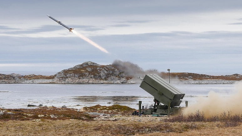 Wyrzutnia sytemu NASAMS podczas odpalenia pocisku AMRAAM. Norweskie zestawy są znane z tego, że mogą korzystać z kilku typów amunicji: AIM-9X, AMRAAM oraz AMRAAM-ER.