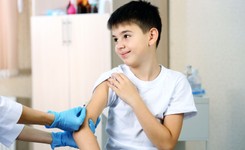 Szczepionka przeciw SARS-CoV-2 dla dzieci? W badaniach Pfizera brali udział 12-latkowie