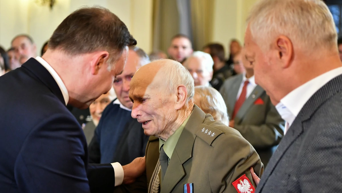Prezydent Andrzej Duda wręczył dziś Akt Nadania Obywatelstwa RP 90-letniemu Franciszkowi Jakowczykowi, żołnierzowi AK, który spędził 20 lat w sowieckich łagrach. Kombatant powrócił do Polski w lutym 2018 r.