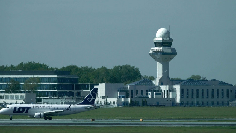 Wieża kontroli lotów na lotnisku Chopina