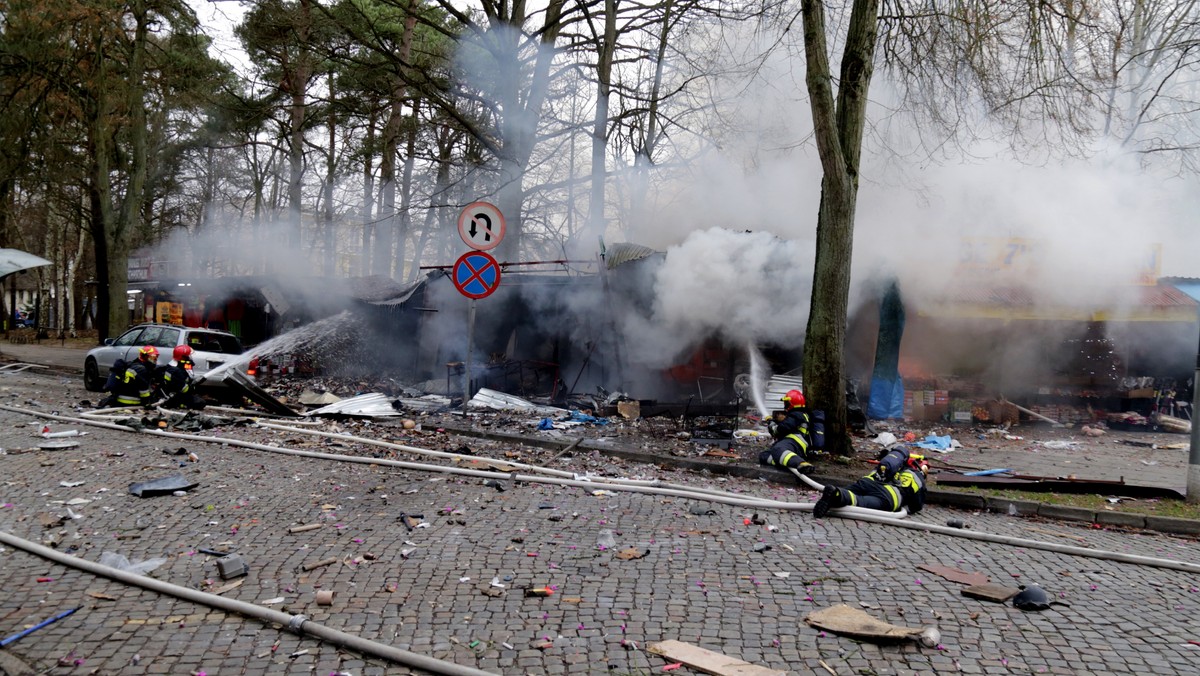 W Świnoujściu doszło do niespodziewanego wybuchu stoiska z fajerwerkami. Jak wynika ze wstępnych informacji, w efekcie zdarzenia trzy osoby zostały lekko ranne. Nie znamy jeszcze wszystkich szczegółów.