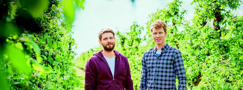Adam Jędrzejewski (z lewej) i Paweł Szeroczyński oprócz soków i owoców chcą sprzedawać także inne produkty z jabłek