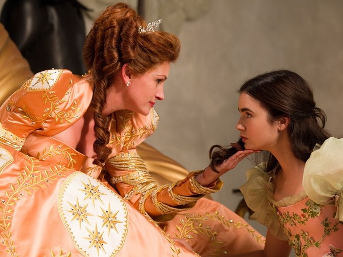 W nowej wersji 'Śnieżki' Lily partneruje samej Julii Roberts / foto Jan Thijs. © 2011 Relativity Media, LLC. All Rights Reserved