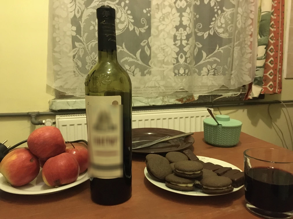 Impreza w jednym z domów w Kuźnicy Białostockiej. Wino, które tutejszy pop używa jako mszalne