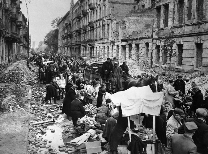 Warszawa zaczyna budzić się do życia. Na zaspanych gruzem ulicach powstają targowiska