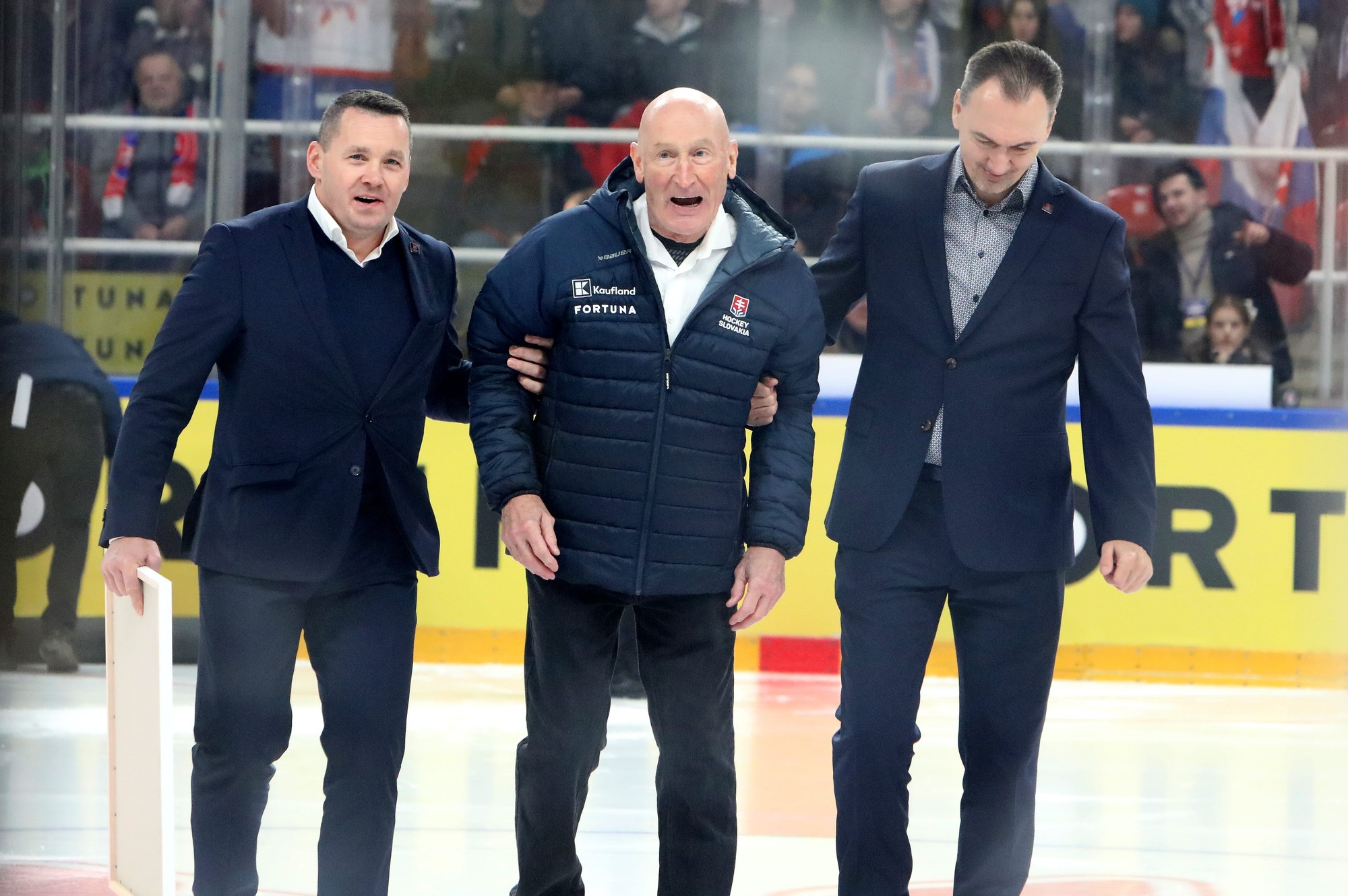 Miro Lažo, Craig Ramsay (uprostred) a manažér Miroslav Šatan.