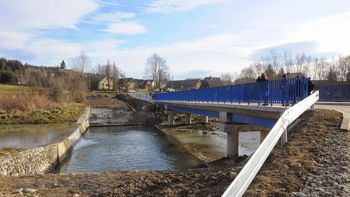 Trzy nowe mosty oficjalnie stanęły otworem na terenie gminy Jabłonka na Orawie. Dzięki inwestycjom mieszkańcy osiedli i przysiółków będą mieli pewniejsze połączenie z centrami miejscowości.