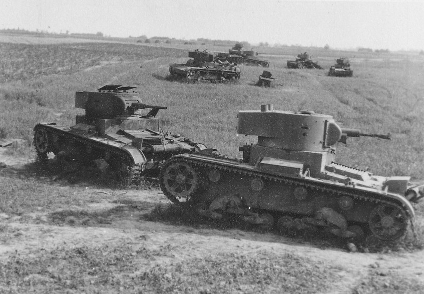 Zniszczone czołgi T-26 należące do 19 Dywizji Pancernej 22 Korpusu Zmechanizowanego niedaleko drogi Wojnica–Łuck