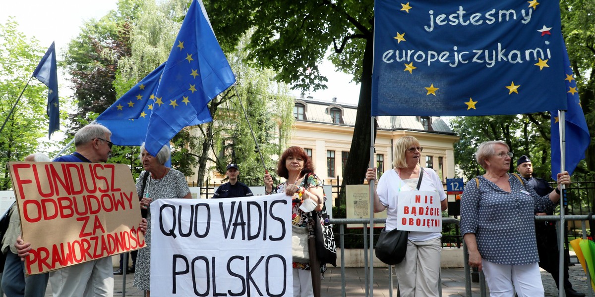 Jedna z wielu w ostatnich miesiącach pikiet przed siedzibą Trybunału Konstytucyjnego