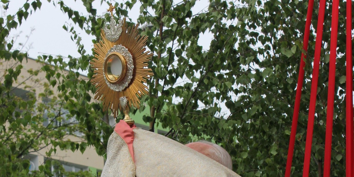 Sanepid szuka uczestników procesji Bożego Ciała